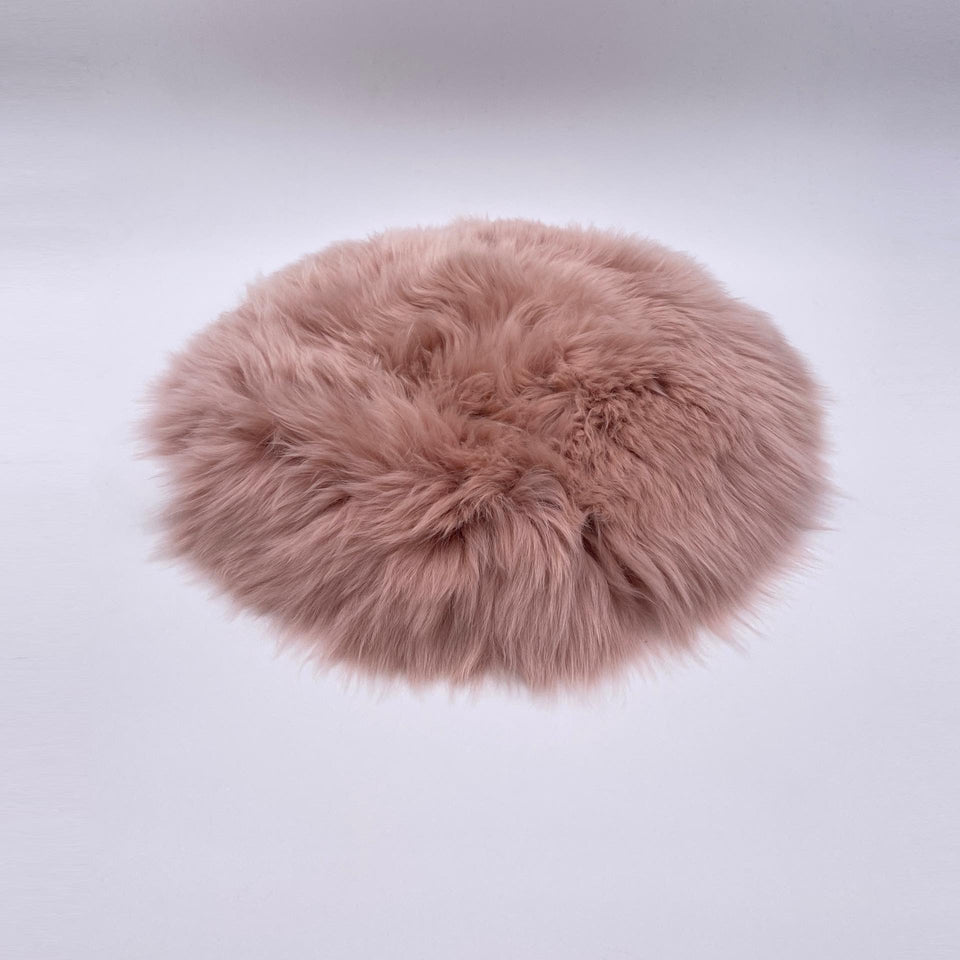 Lammfell Sitzkissen rund altrosa Seitenansicht