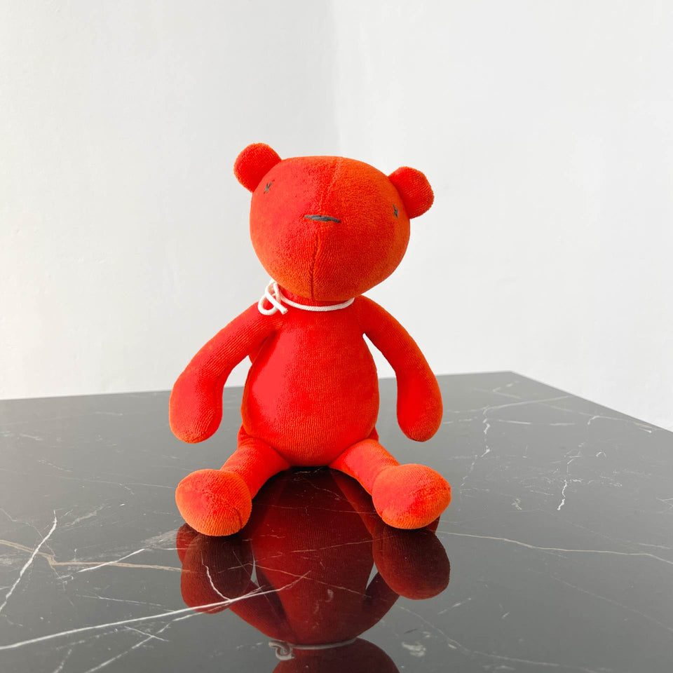 Jermaine der Bär orange groß sitzt